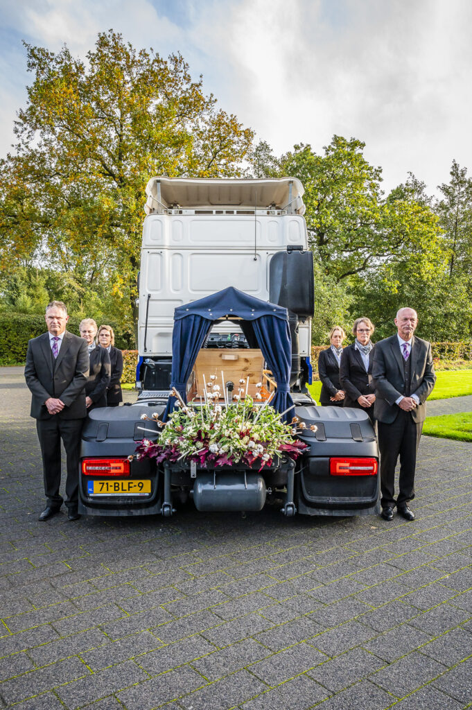 Overledene achterop een vrachtwagen, omdat deze wens kenbaar is gemaakt